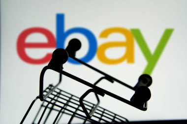 Dhaka, BD- 29 Mayıs 2024: Bir alışveriş arabasının silüeti Ebay.com 'un önünde