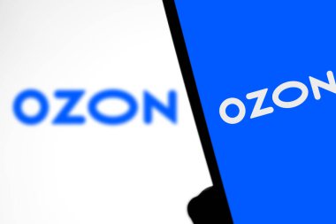 Dhaka, BD - 28 Mayıs 2024: Ozon logosu akıllı telefonda gösterilir. Ozon bir Rus e-ticaret platformu.. 