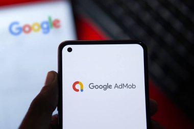 Dhaka, BD - 29 Mayıs 2024: Google AdMob logosu akıllı telefonda gösteriliyor.