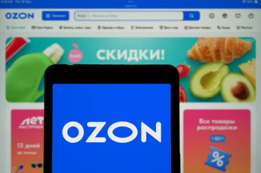 Dhaka, BD - 28 Mayıs 2024: Ozon logosu akıllı telefonda gösterilir. Ozon bir Rus e-ticaret platformu.. 