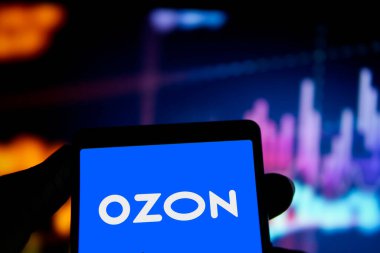 Dhaka, BD - 28 Mayıs 2024: Ozon logosu akıllı telefonda gösterilir. Ozon bir Rus e-ticaret platformu.. 
