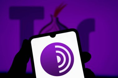 Dhaka, BD - 25 Mayıs 2024: Tor tarayıcı logosu akıllı telefonda gösteriliyor.