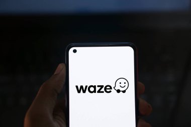 Dhaka, Bangladeş - 23 Mayıs 2024: Waze logosu akıllı telefonda gösteriliyor.