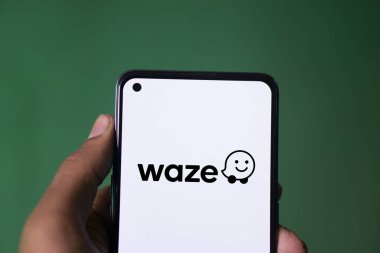 Dhaka, Bangladeş - 23 Mayıs 2024: Waze logosu akıllı telefonda gösteriliyor.