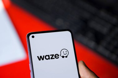 Dhaka, Bangladeş - 23 Mayıs 2024: Waze logosu akıllı telefonda gösteriliyor.