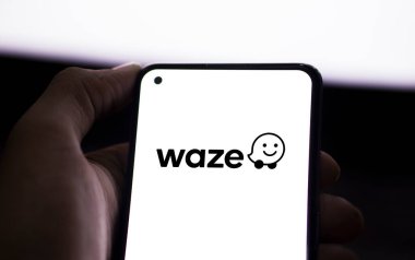 Dhaka, Bangladeş - 23 Mayıs 2024: Waze logosu akıllı telefonda gösteriliyor.