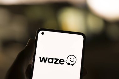 Dhaka, Bangladeş - 23 Mayıs 2024: Waze logosu akıllı telefonda gösteriliyor.
