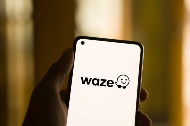 Dhaka, Bangladeş - 23 Mayıs 2024: Waze logosu akıllı telefonda gösteriliyor.