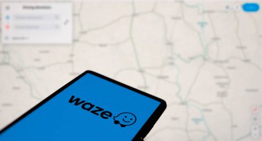 Dhaka, Bangladeş - 23 Mayıs 2024: Waze logosu akıllı telefonda gösteriliyor.