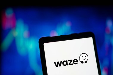 Dhaka, Bangladeş - 23 Mayıs 2024: Waze logosu akıllı telefonda gösteriliyor.