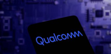 Dhaka, BD - 27 Mayıs 2024: Qualcomm logosu akıllı telefonda gösteriliyor.