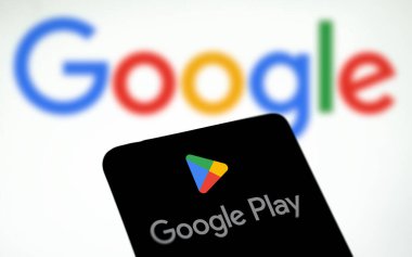 Dhaka, Bangladeş - 28 Mayıs 2024: Google oyun mağazası logosu akıllı telefonda gösteriliyor.