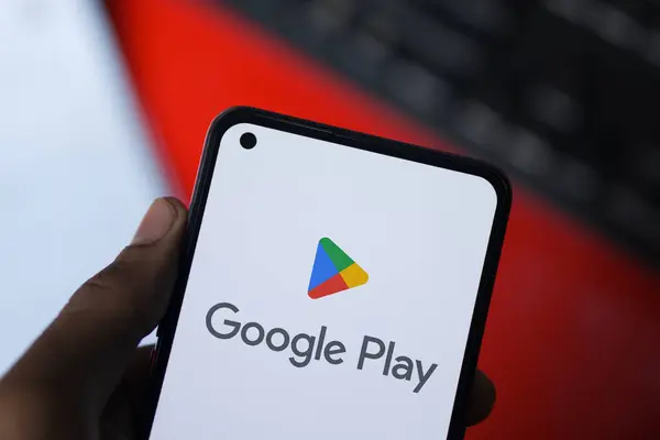 Dhaka, Bangladeş - 28 Mayıs 2024: Google oyun mağazası logosu akıllı telefonda gösteriliyor.