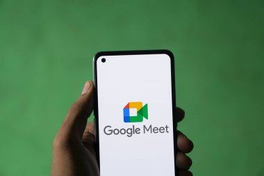 Dhaka, BD - 29 Mayıs 2024: Google Meet logosu akıllı telefonda gösteriliyor.