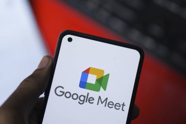 Dhaka, BD - 29 Mayıs 2024: Google Meet logosu akıllı telefonda gösteriliyor.