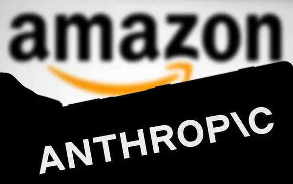 Dhaka, BD- 01 Haziran 2024: Arka planda akıllı telefon ve Amazon logosu gösteriliyor.
