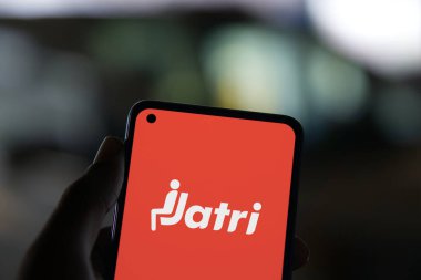 Dhaka, BD-30 Mayıs 2024: Jatri logosu akıllı telefonda gösterilir. Jatri, Bangladeş 'te otobüs bileti rezervasyonu, araba kiralama ve diğer ulaşım hizmetlerini sunan mobil bir uygulama..