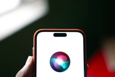 01 Haziran 2024: Apple Siri logosu akıllı telefonda sergileniyor.