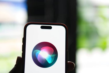 01 Haziran 2024: Apple Siri logosu akıllı telefonda sergileniyor.
