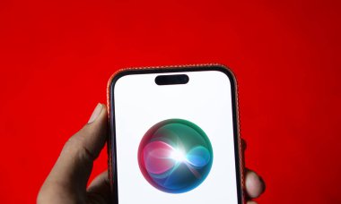 01 Haziran 2024: Apple Siri logosu akıllı telefonda sergileniyor.