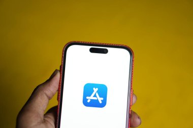 Dhaka, Bangladeş - 01 Haziran 2024: Apple uygulama mağazası logosu iPhone 'da sergileniyor.