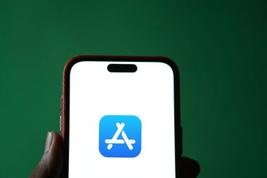 Dhaka, Bangladeş - 01 Haziran 2024: Apple uygulama mağazası logosu iPhone 'da sergileniyor.