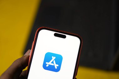 Dhaka, Bangladeş - 01 Haziran 2024: Apple uygulama mağazası logosu iPhone 'da sergileniyor.