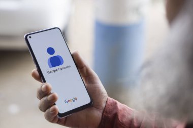 Dhaka, BD- 03 Haziran 2024: Akıllı telefondan google kişi logosu gösteriliyor.