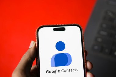 Dhaka, BD- 03 Haziran 2024: Akıllı telefondan google kişi logosu gösteriliyor.