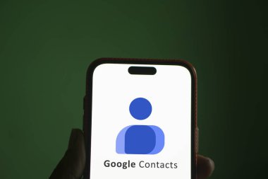 Dhaka, BD- 03 Haziran 2024: Akıllı telefondan google kişi logosu gösteriliyor.