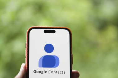 Dhaka, BD- 03 Haziran 2024: Akıllı telefondan google kişi logosu gösteriliyor.