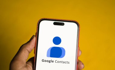 Dhaka, BD- 03 Haziran 2024: Akıllı telefondan google kişi logosu gösteriliyor.