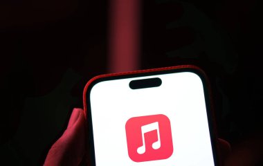 Dhaka, Bangladeş - 06 Haziran 2024: Apple müzik logosu akıllı telefonda gösteriliyor.