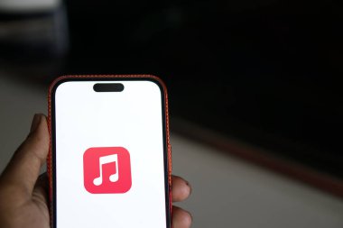 Dhaka, Bangladeş - 06 Haziran 2024: Apple müzik logosu akıllı telefonda gösteriliyor.