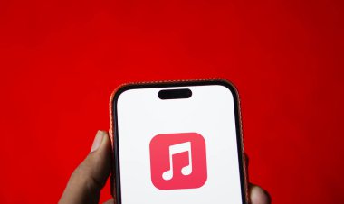 Dhaka, Bangladeş - 06 Haziran 2024: Apple müzik logosu akıllı telefonda gösteriliyor.