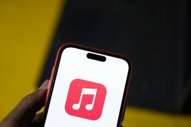 Dhaka, Bangladeş - 06 Haziran 2024: Apple müzik logosu akıllı telefonda gösteriliyor.