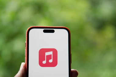 Dhaka, Bangladeş - 06 Haziran 2024: Apple müzik logosu akıllı telefonda gösteriliyor.