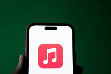 Dhaka, Bangladeş - 06 Haziran 2024: Apple müzik logosu akıllı telefonda gösteriliyor.