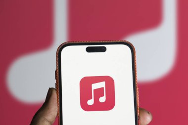 Dhaka, Bangladeş - 06 Haziran 2024: Apple müzik logosu akıllı telefonda gösteriliyor.