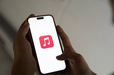 Dhaka, Bangladeş - 06 Haziran 2024: Apple müzik logosu akıllı telefonda gösteriliyor.