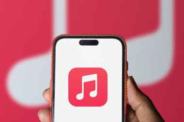 Dhaka, Bangladeş - 06 Haziran 2024: Apple müzik logosu akıllı telefonda gösteriliyor.