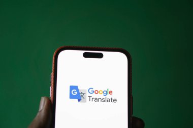 Dhaka, BD- 05 Haziran 2024: Google Çevirisi logosu akıllı telefonda gösteriliyor.