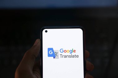 Dhaka, BD- 05 Haziran 2024: Google Çevirisi logosu akıllı telefonda gösteriliyor.