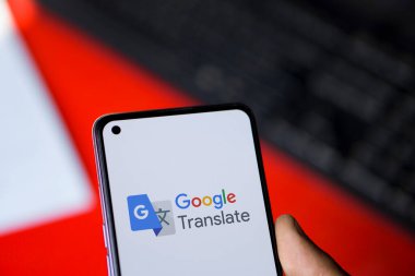 Dhaka, BD- 05 Haziran 2024: Google Çevirisi logosu akıllı telefonda gösteriliyor.