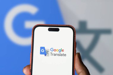 Dhaka, BD- 05 Haziran 2024: Google Çevirisi logosu akıllı telefonda gösteriliyor.