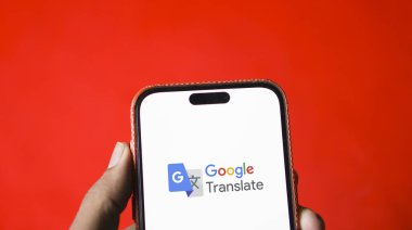Dhaka, BD- 05 Haziran 2024: Google Çevirisi logosu akıllı telefonda gösteriliyor.