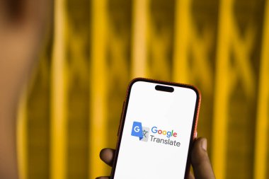 Dhaka, BD- 05 Haziran 2024: Google Çevirisi logosu akıllı telefonda gösteriliyor.