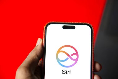 Dhaka, Bangladeş - 12 Haziran 2024: Apple siri logosu akıllı telefonda gösteriliyor.