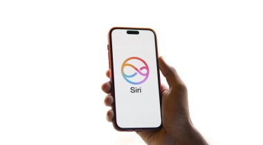Dhaka, Bangladeş - 12 Haziran 2024: Apple siri logosu akıllı telefonda gösteriliyor.