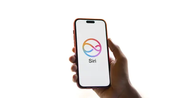 Dhaka, Bangladeş - 12 Haziran 2024: Apple siri logosu akıllı telefonda gösteriliyor.